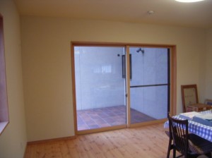 1階リビングから中庭に出られる。