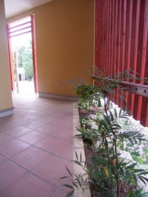 玄関アプローチのゆとりある土間空間