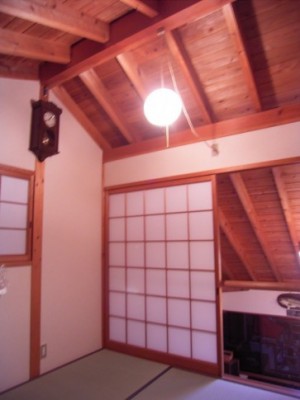 3階和室　味のある勾配天井