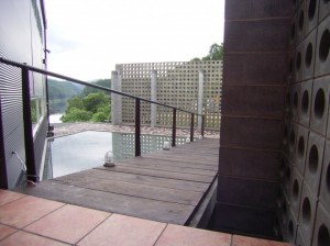 アプローチから水盤を見る