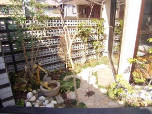 玄関スロープを上がると、坪庭が見える。