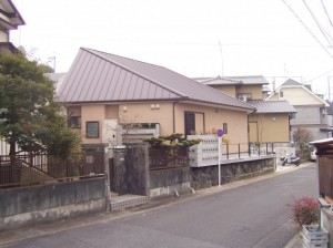 公共の道路に対して遮蔽された北側と西側。