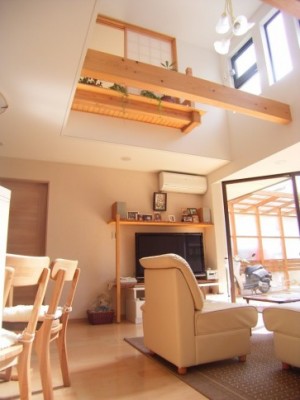 太陽の光がたくさん入るリビング。2階和室の飾り窓が見える。