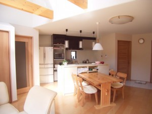 キッチンを見る。