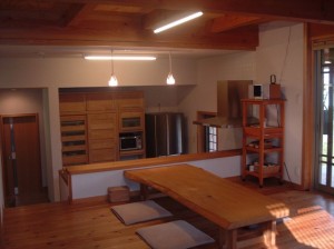 リビングからキッチンを見る。