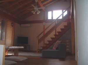 奥行きのあるリビング。階段がポイント。