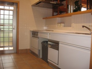 スッキリとしたキッチン。収納が工夫されている。