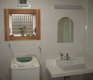 洗面所の窓枠を太くしたポイント窓。