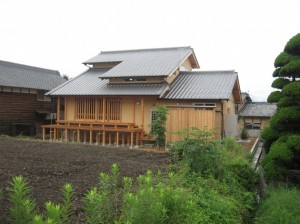 田舎の家々に溶け込むように建っている。