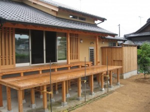 格子戸を全部開けた状態。