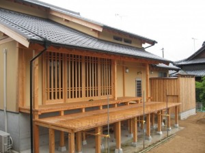 格子戸を閉めた状態。格子と柱のタテのラインが綺麗に並ぶ。