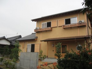 裏からと玄関がある表からとでは違う表情をしている。