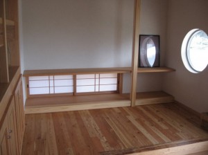 玄関ホールの地窓と丸窓。