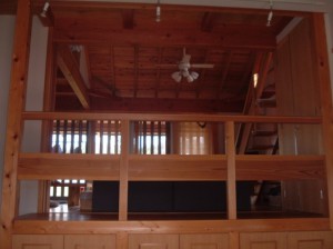 夏：戸襖を開け放つリビングを玄関から見る。斜め天井が見える。