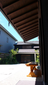 離れ側を軒下より見る